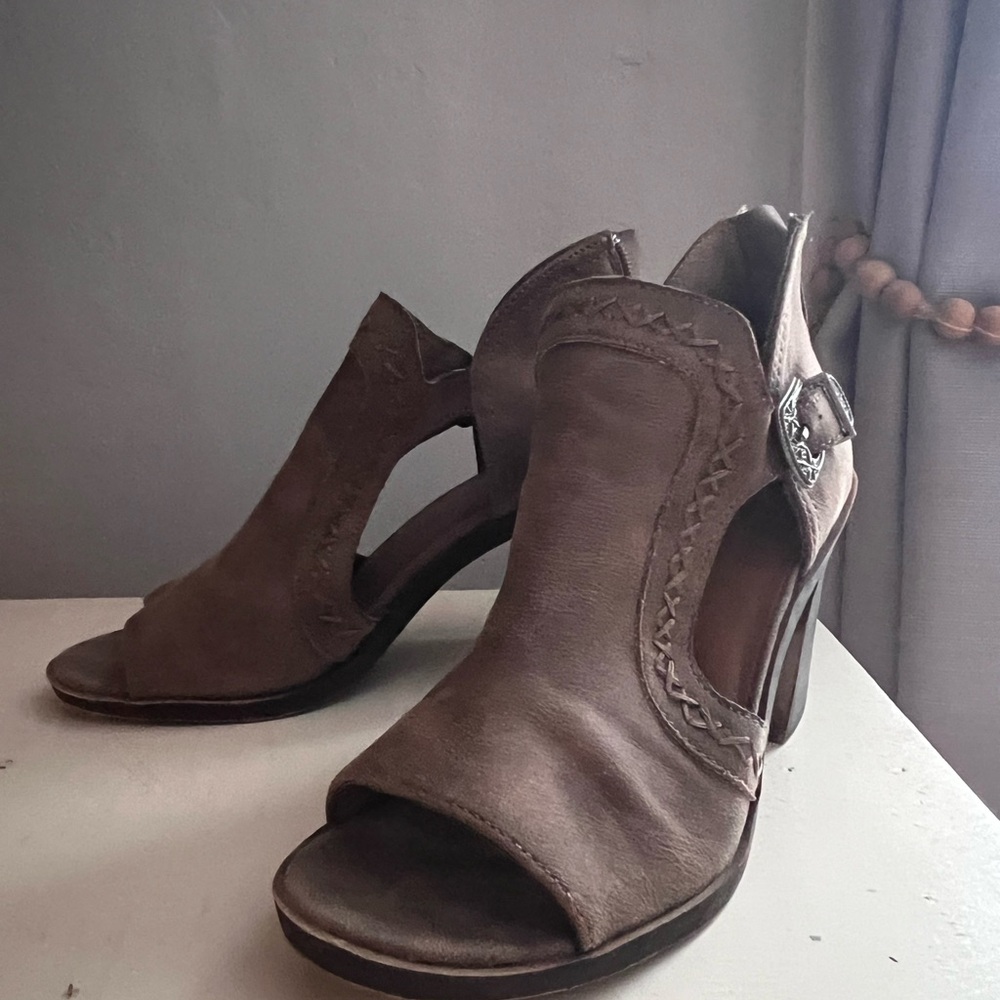Brown open toe ankle booties cutout western style size 8